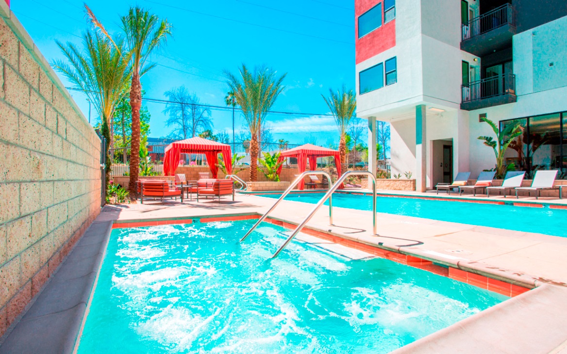 Pool | Motif Apartments For Rent in Woodland Hills, CA 91367