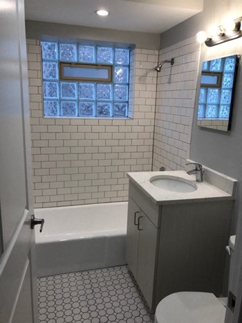 11045 S. Homewood Ave 1-2 Beds Apartment for Rent - Photo Gallery 2