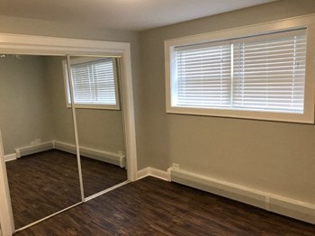 11045 S. Homewood Ave 1-2 Beds Apartment for Rent - Photo Gallery 3
