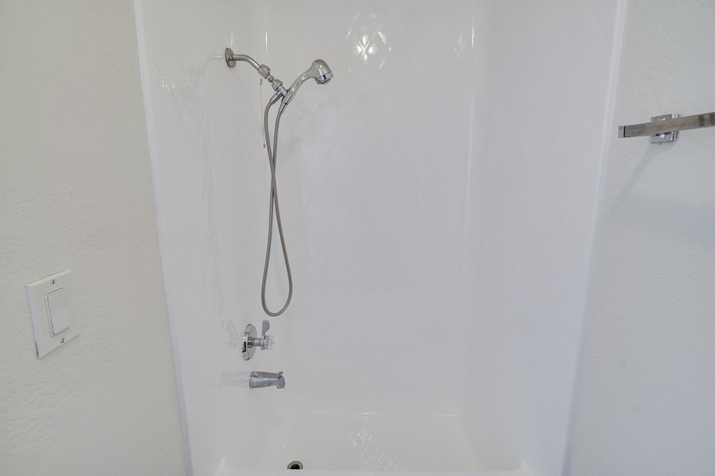 Shower In Tub at Highlander Park Apts, Riverside, CA, 92507