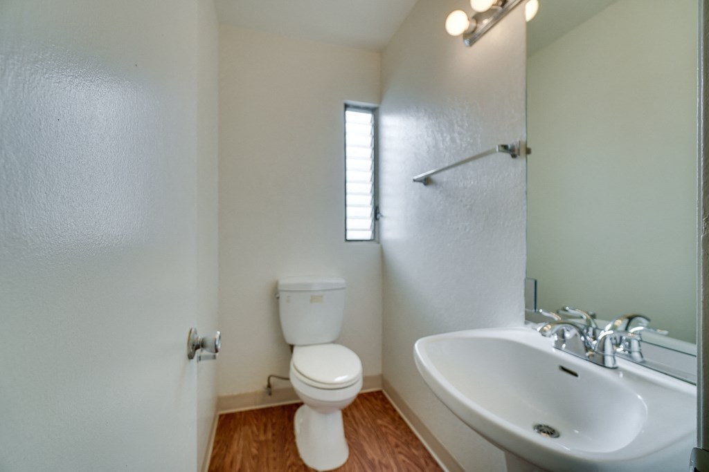 Large Soaking Tub In Master Bathroom at Highlander Park Apts, Riverside, CA