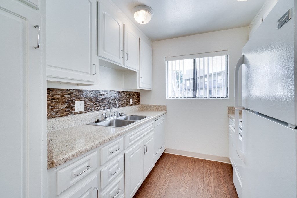 Fully Furnished Kitchen at Highlander Park Apts, Riverside