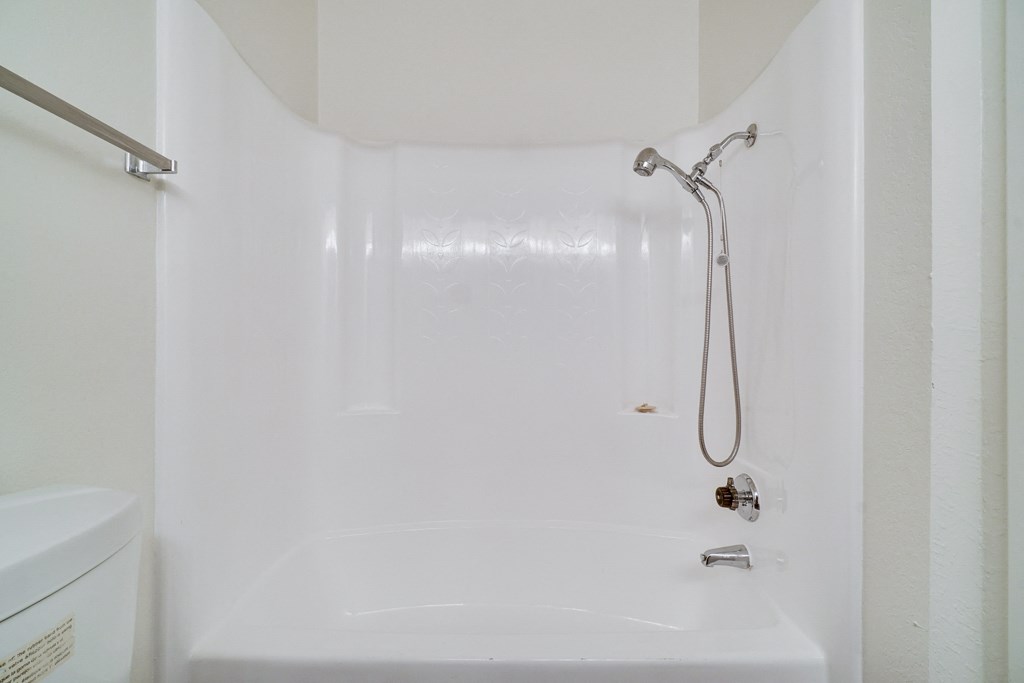 Oversized Soaking Tub In Bath at Highlander Park Apts, Riverside
