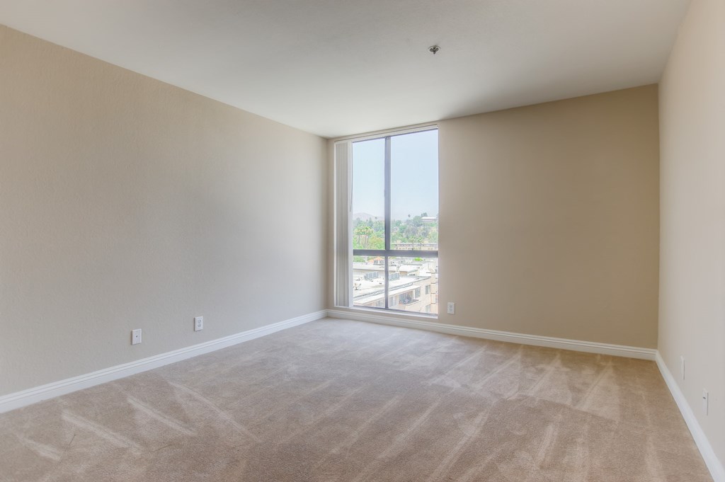 Bedrooms With Ample Of Natural Light at La Vista Terrace, Hollywood