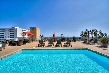 Sparkling Pool at La Vista Terrace, California - Photo Gallery 38