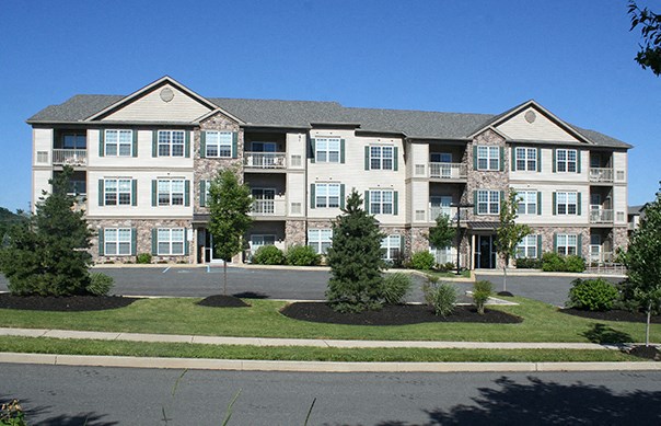 an exterior view of an apartment building on a city street