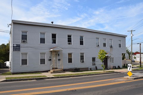 A white building with a sign that says "Mini Mart" on it.