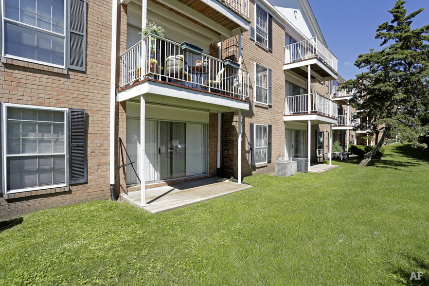 Versailles Place Apartments