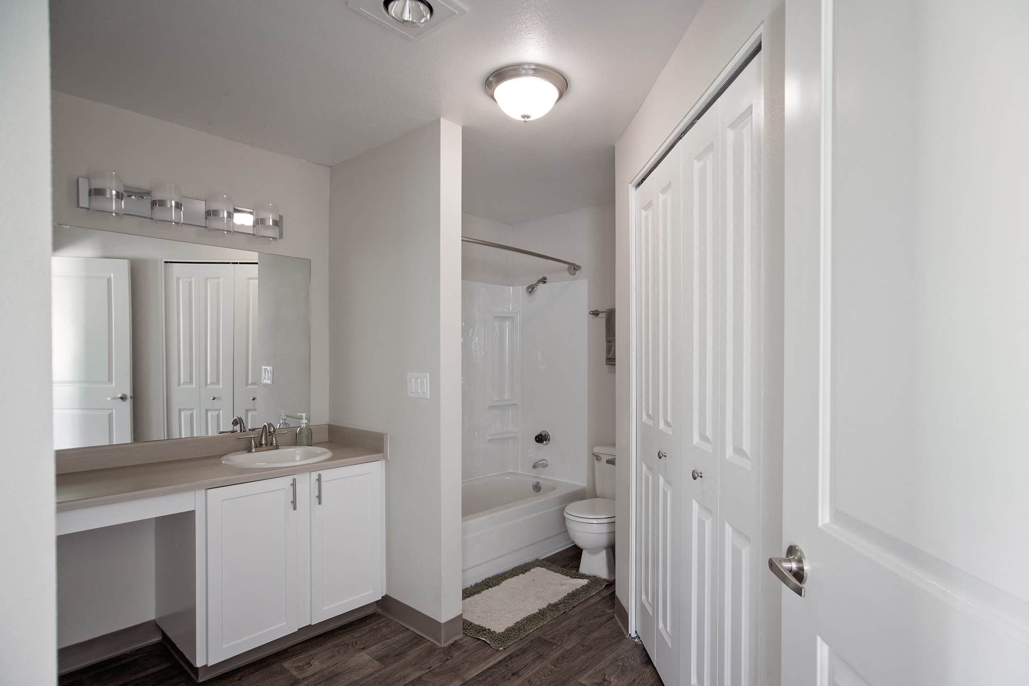 Stonesthrow Apartments Bathroom