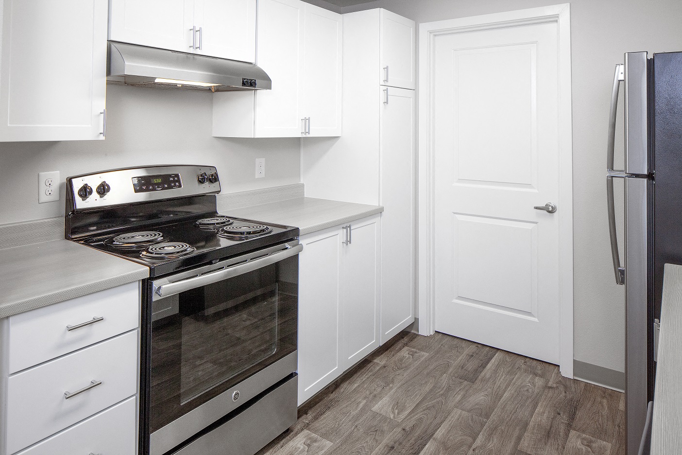 Stonesthrow Apartments_Tualatin, OR_White Kitchen