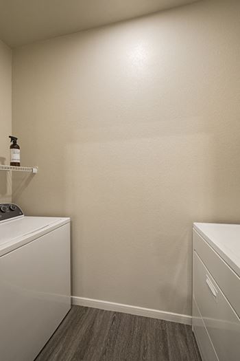 shadow creek apartments with laundry