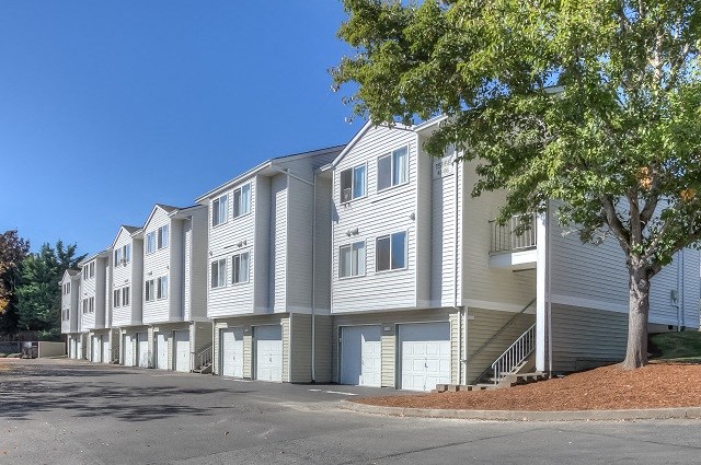 Exterior View at Oak Hill Apartments, Portland, Oregon