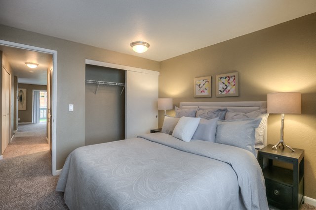 Bedroom With Closet at Oak Hill Apartments, Oregon