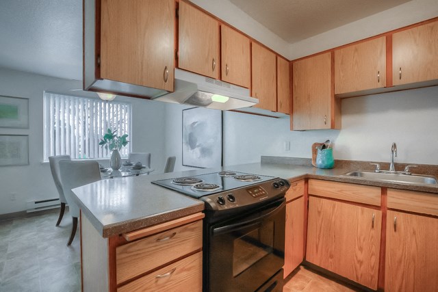 Fully Furnished Kitchen at Woodcreek Apartments, Oregon