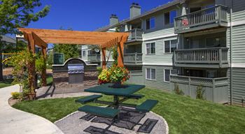 BBQ And Picnic Area at Parkside Apartments, Gresham, 97080