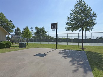 2525 E. 32nd, #41 1-2 Beds Apartment for Rent - Photo Gallery 5