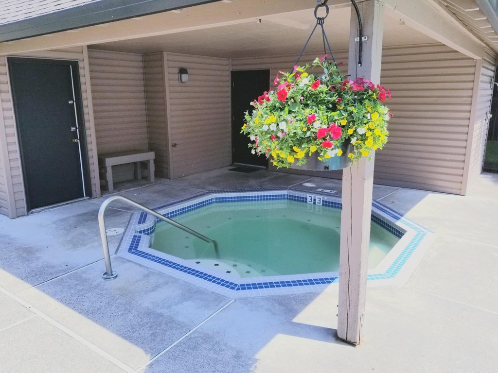 Hot tub at Waverly Gardens Apartments, Portland, OR