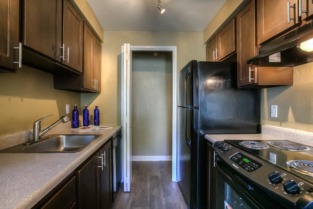 Fully Equipped Kitchen at Waverly Gardens Apartments, Oregon, 97233