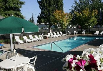 Glimmering Pool at Waverly Gardens Apartments, Portland, OR
