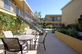 2211 E. Washington Blvd 1-3 Beds Apartment for Rent - Photo Gallery 3
