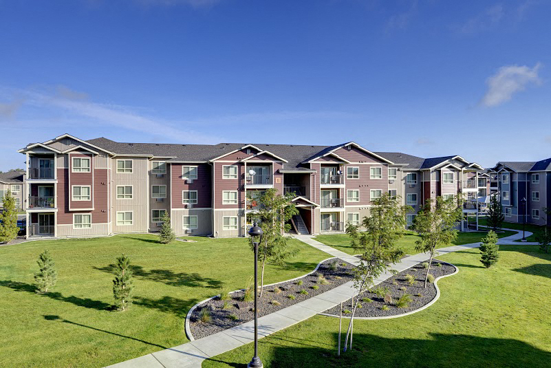 Pathway with grass to apt buildings Lacey WA Apartments For Rent l Copper Wood Apts