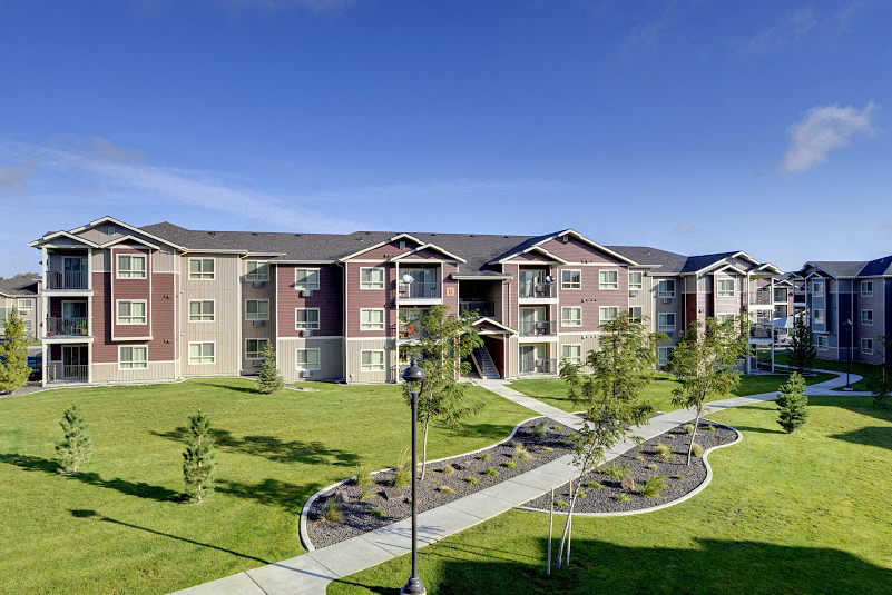 Pathway with grass to apt buildings Puyallup, Wa 98374 Rentals l Copper Valley Apts 