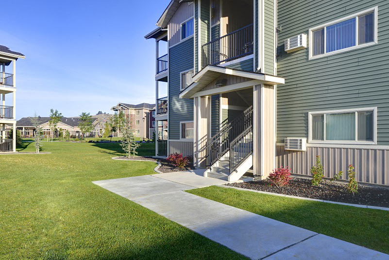 Pathway with grass to apt buildings Copper River Apartments For Rent l Spokane WA 99224