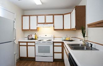 Fully Furnished Kitchen Fully Furnished Kitchen at Idlewild Creek Apartments, Cornwall, NY