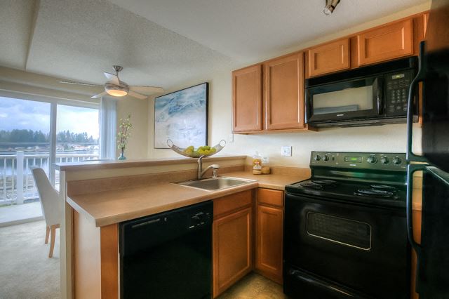 Fully Furnished Kitchen Fully Furnished Kitchen at Waterford Apartments, Everett, Washington - Photo Gallery