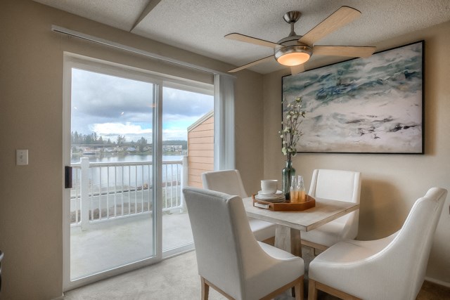 Dining Area at Waterford Apartments, Everett, WA, 98208