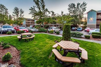 Outdoor Picnic Spot at Waterford Apartments, Everett, WA, 98208