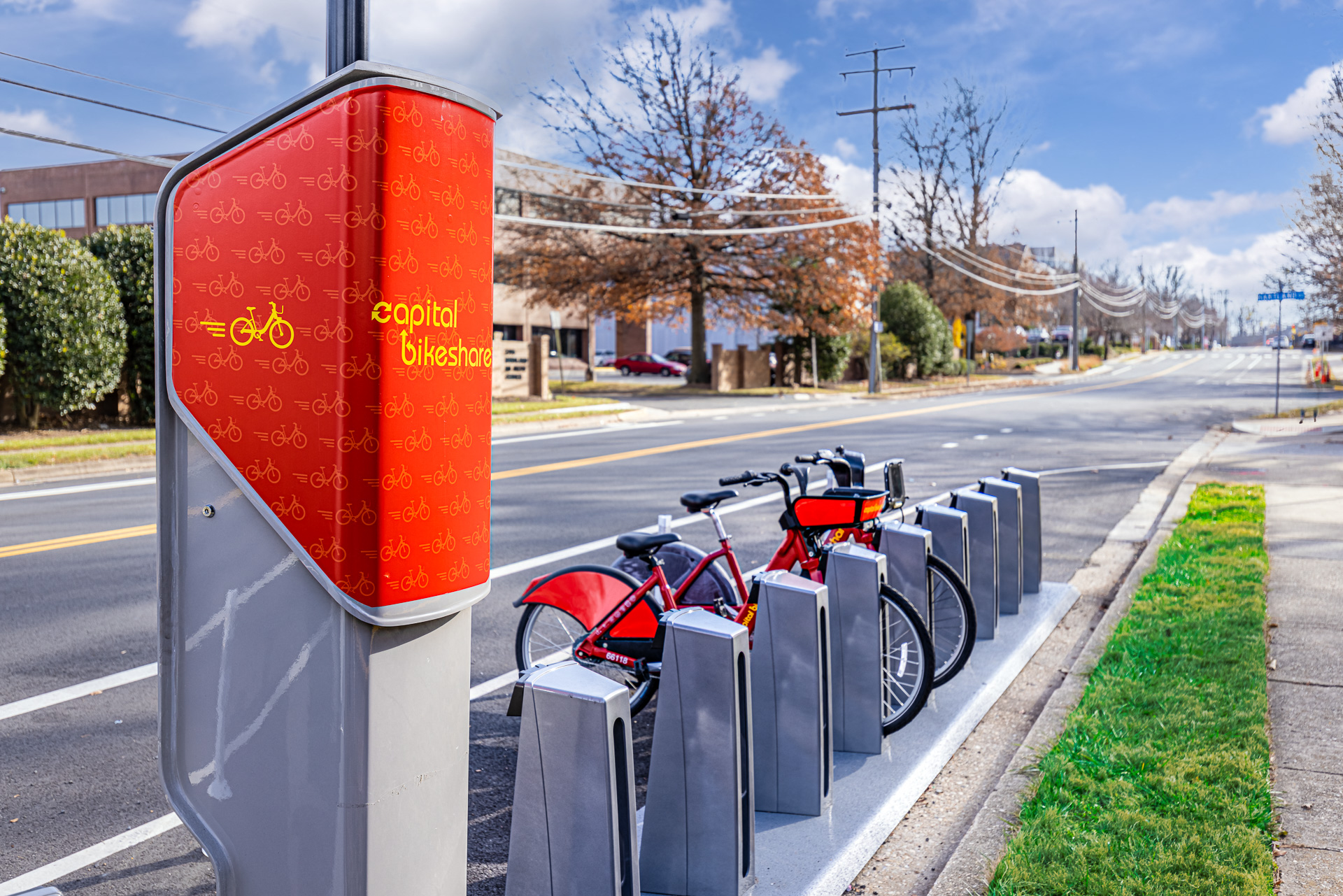 a row of bikes parked on the side of a street