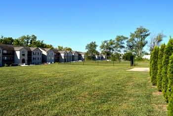 Dog park located next to apartment buildings - Photo Gallery 21