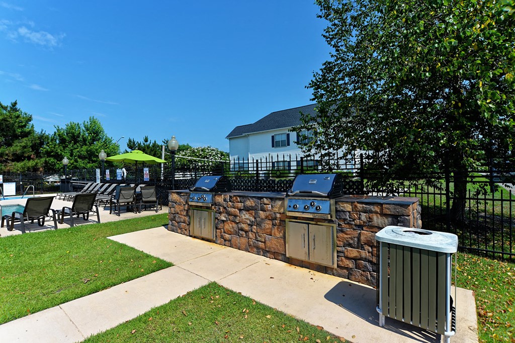the preserve at ballantyne commons yard with barbecue grill and picnic tables