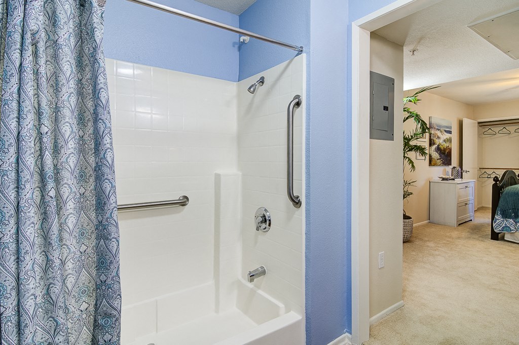 the preserve at ballantyne commons apartment bathroom with shower and tub