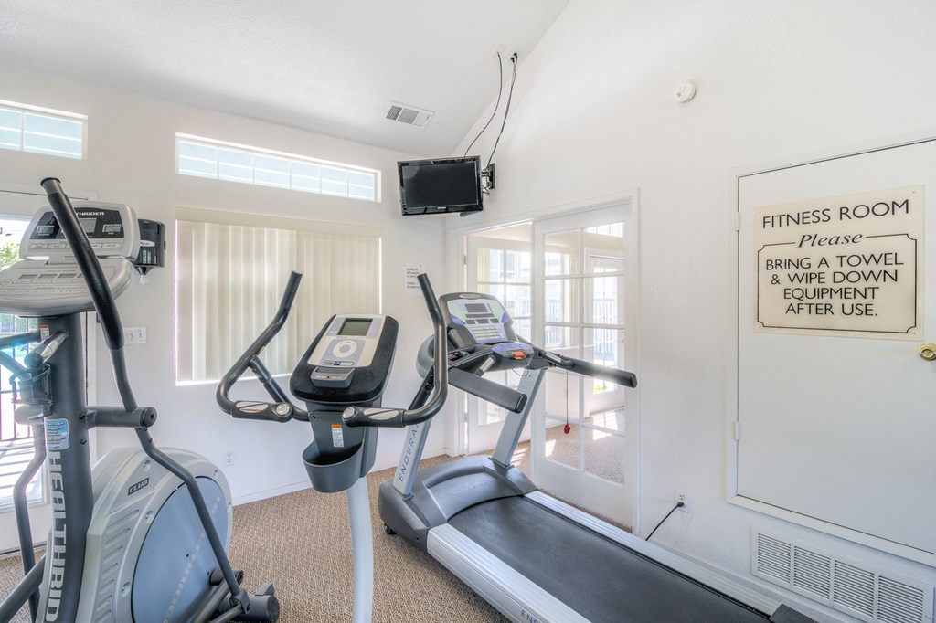 the gym at the preserve at polk apartments