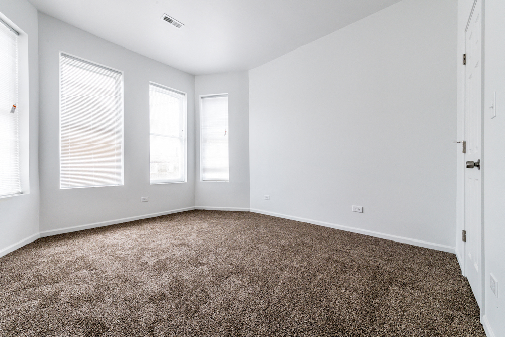 1630 S Sawyer Ave Apartments Chicago Living Room