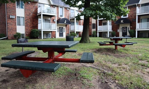 Toledo Oh apartments with picnic area