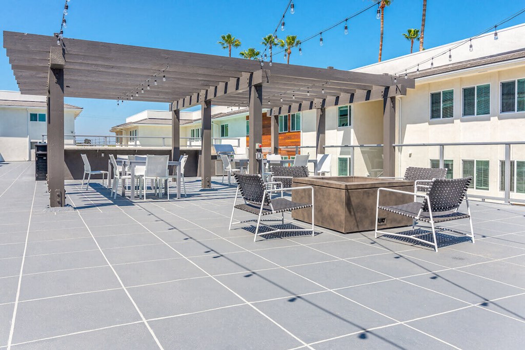 Community Grill Stations at Bixby Hill Apartments, California