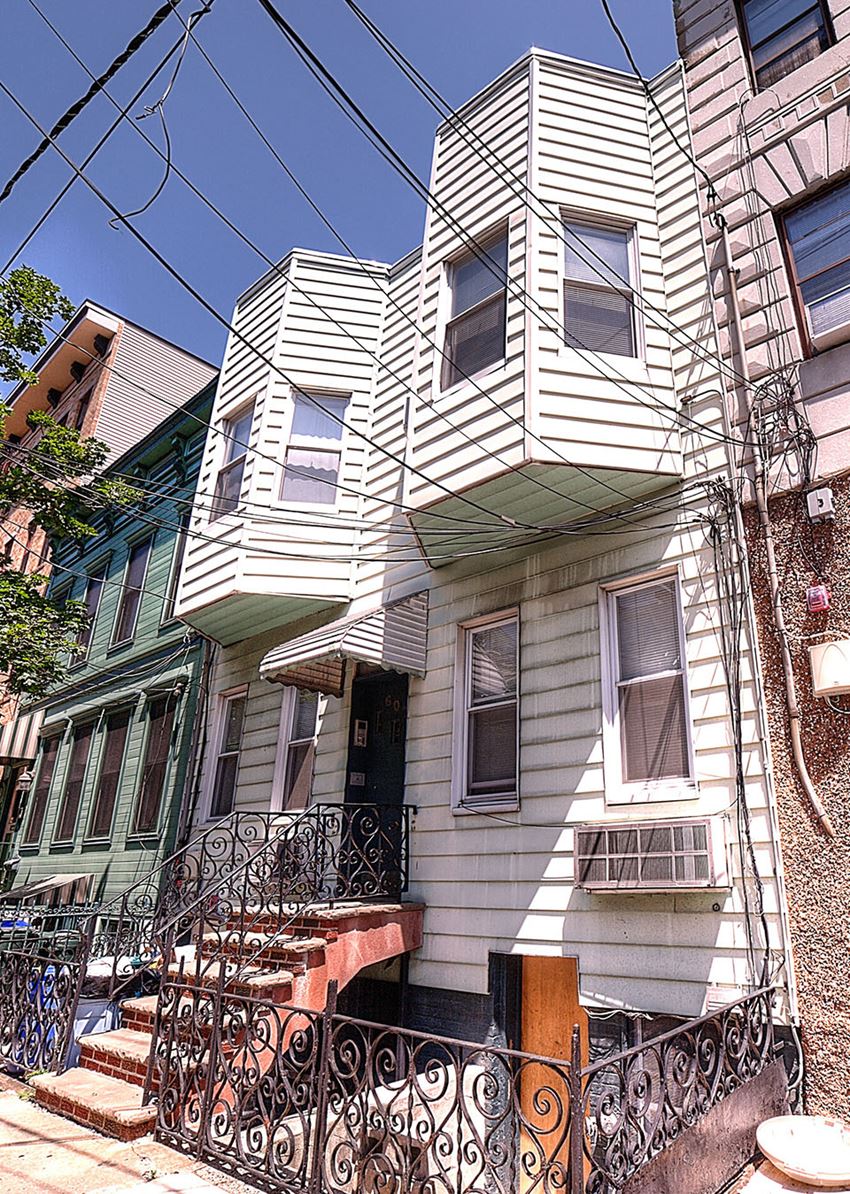 607 Adams Street Studio Apartment for Rent - Photo Gallery 1