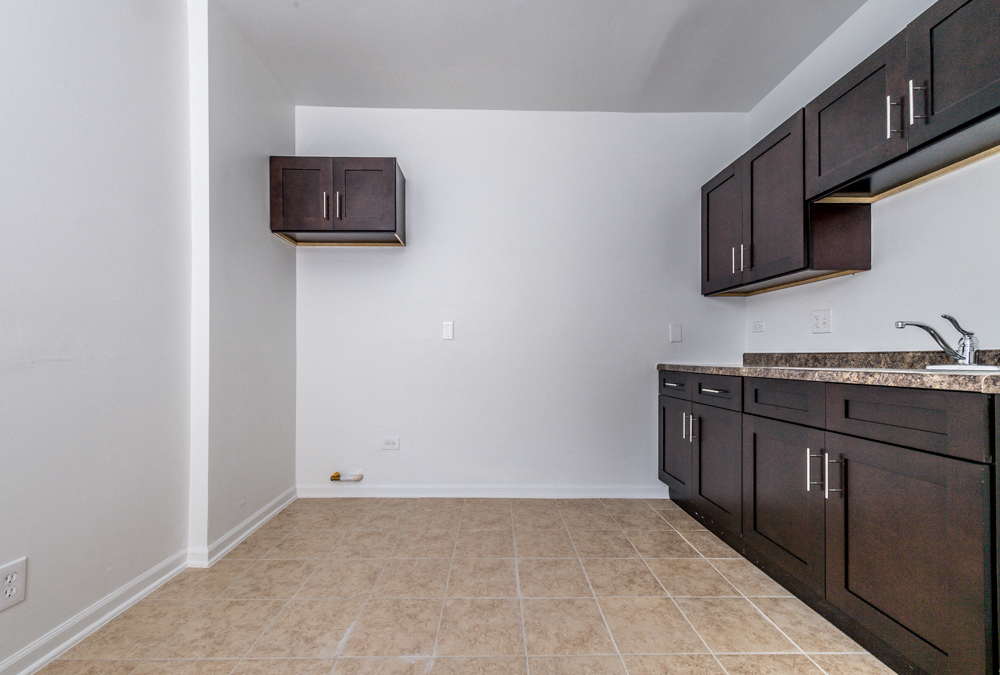 500 S Laramie Ave Apartments Chicago Kitchen