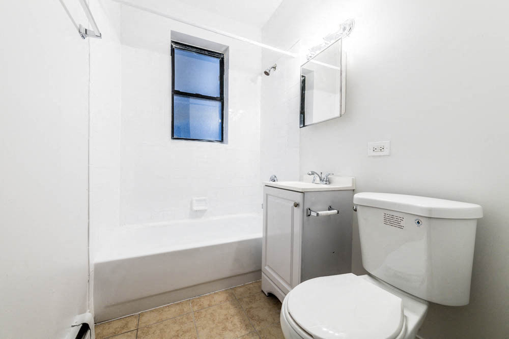 5100 W Madison St Apartments Chicago Bathroom