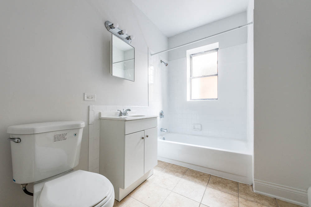 5100 W Madison St Apartments Chicago Bathroom