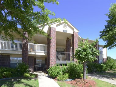 2200 Clubhouse Drive 2 Beds Apartment for Rent - Photo Gallery 1