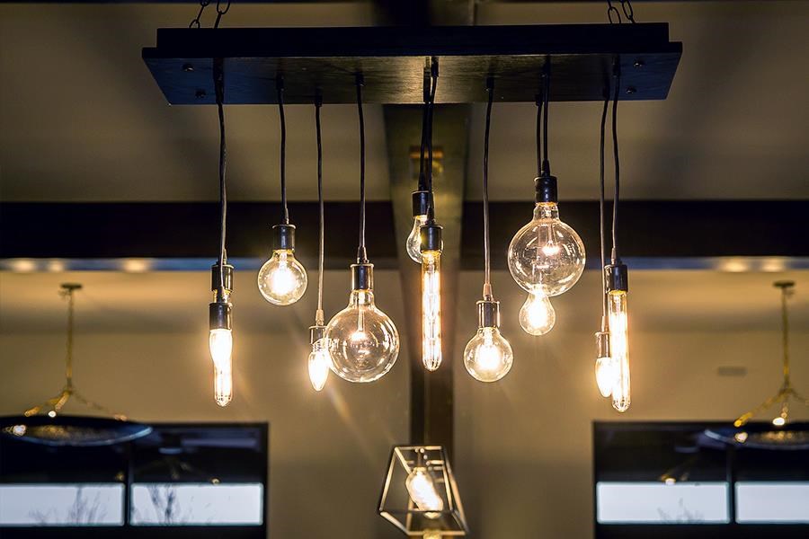 a group of light bulbs hanging from a ceiling