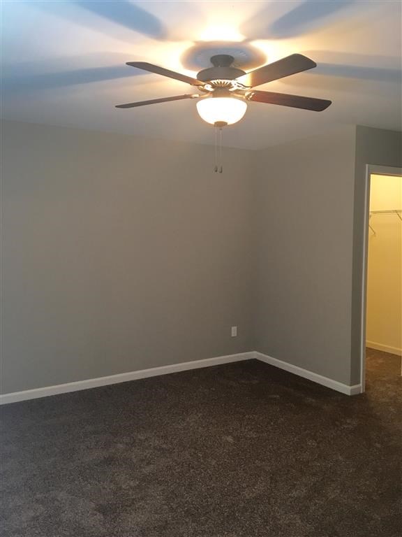a ceiling fan and a light in a room