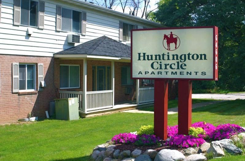 a sign in front of a building that says huntington circle apartments