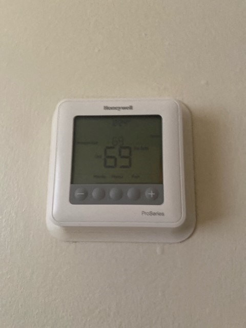 the timer is on the wall with the time on it