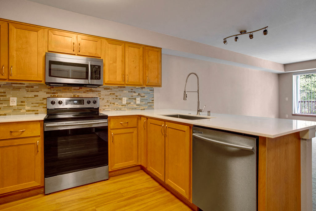 Kitchen with Sleek and Contemporary Finishes| Apartments For Rent Shoreline WA | Echo Lake