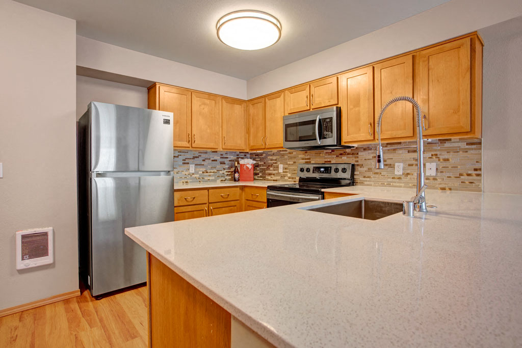 Echo Lake Kitchen with Stainless Steel Fixtures| Apartments For Rent Shoreline WA | Echo Lake